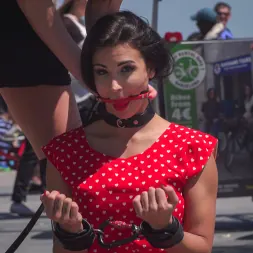 Tina Kay に 'Kink' Susy Galaはパブリックファックドールです：パート1 (サムネイル 4)