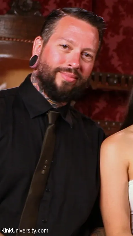 Tomi Knox en 'Cómo hacerla eyacular - Eyaculación femenina' from 'Kink' (foto 19) Kink 'Cómo hacerla eyacular - Eyaculación femenina' protagonizando Tomi Knox (foto 19)