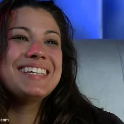 Dana Vixen en 'Kink' Morena tetona deshonrada en un bar (Miniatura 7)