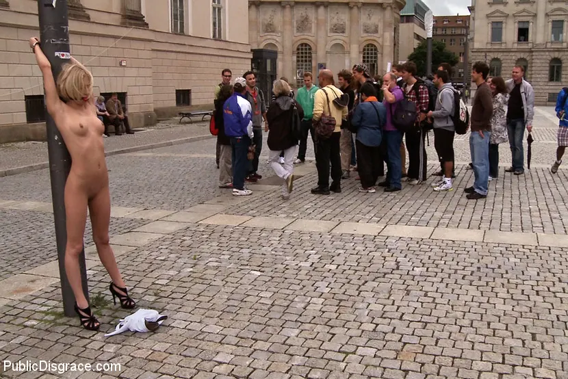 Kink 'フリーファック' 主演 Paris Pink (写真 1)