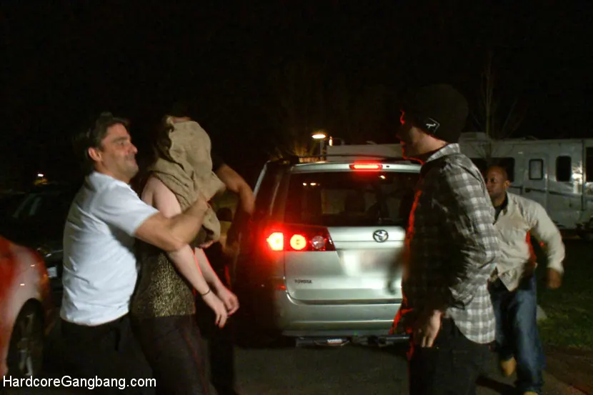 Kink '最初のギャングバングでは恥ずかしそうな赤毛。 18そして行く準備ができて！' 主演 Kiera Wilde (写真 10)