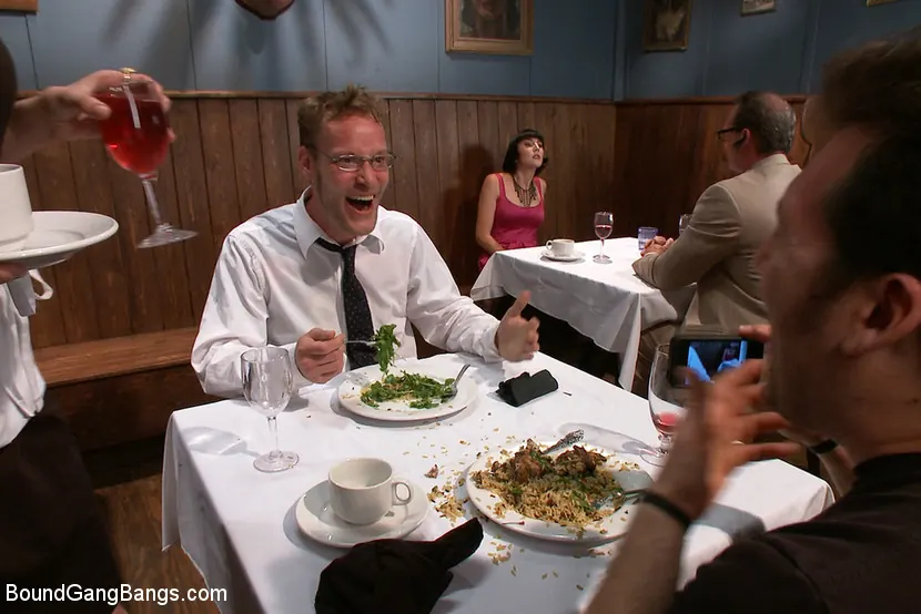 Coral Aorta に '最初の日' from 'Kink' (写真 17) Kink '最初の日' 主演 Coral Aorta (写真 17)