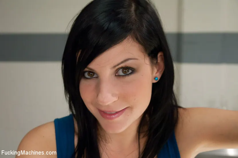 Kink 'スナッチと機械加工' 主演 Tori Lux (写真 2)