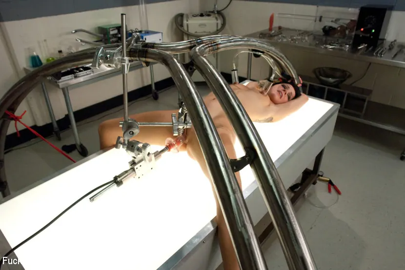 Tori Lux に 'スナッチと機械加工' from 'Kink' (写真 11) Kink 'スナッチと機械加工' 主演 Tori Lux (写真 11)