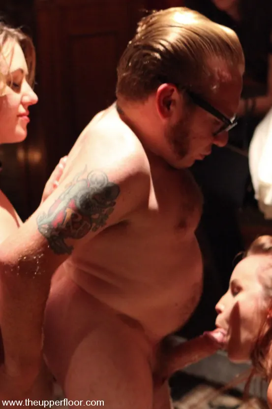 Kink 'Welcome Madeline' starring Tripod Man (Photo 1)