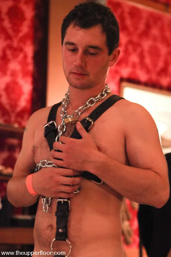 Kink 'Welcome Madeline' starring Tripod Man (Photo 2)