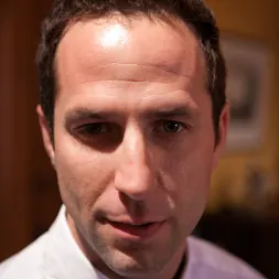 Veronica Avluv en 'Kink' Dos MILFs preciosas folladas en un brunch anal (Miniatura 9)