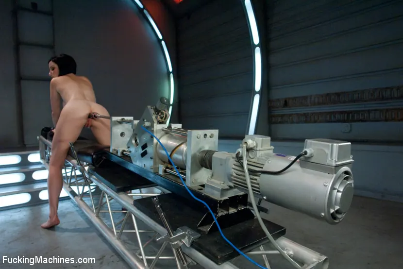 Veruca James に '行動の穴:彼女よりも大きいマシンでファックされた熱いベイビー' from 'Kink' (写真 2) Kink '行動の穴:彼女よりも大きいマシンでファックされた熱いベイビー' 主演 Veruca James (写真 2)