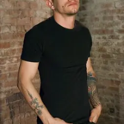 Vicki Chase en 'Kink' Latina guapa se hace pis y eyacula delante de desconocidos y se la follan por el culo (Miniatura 9)