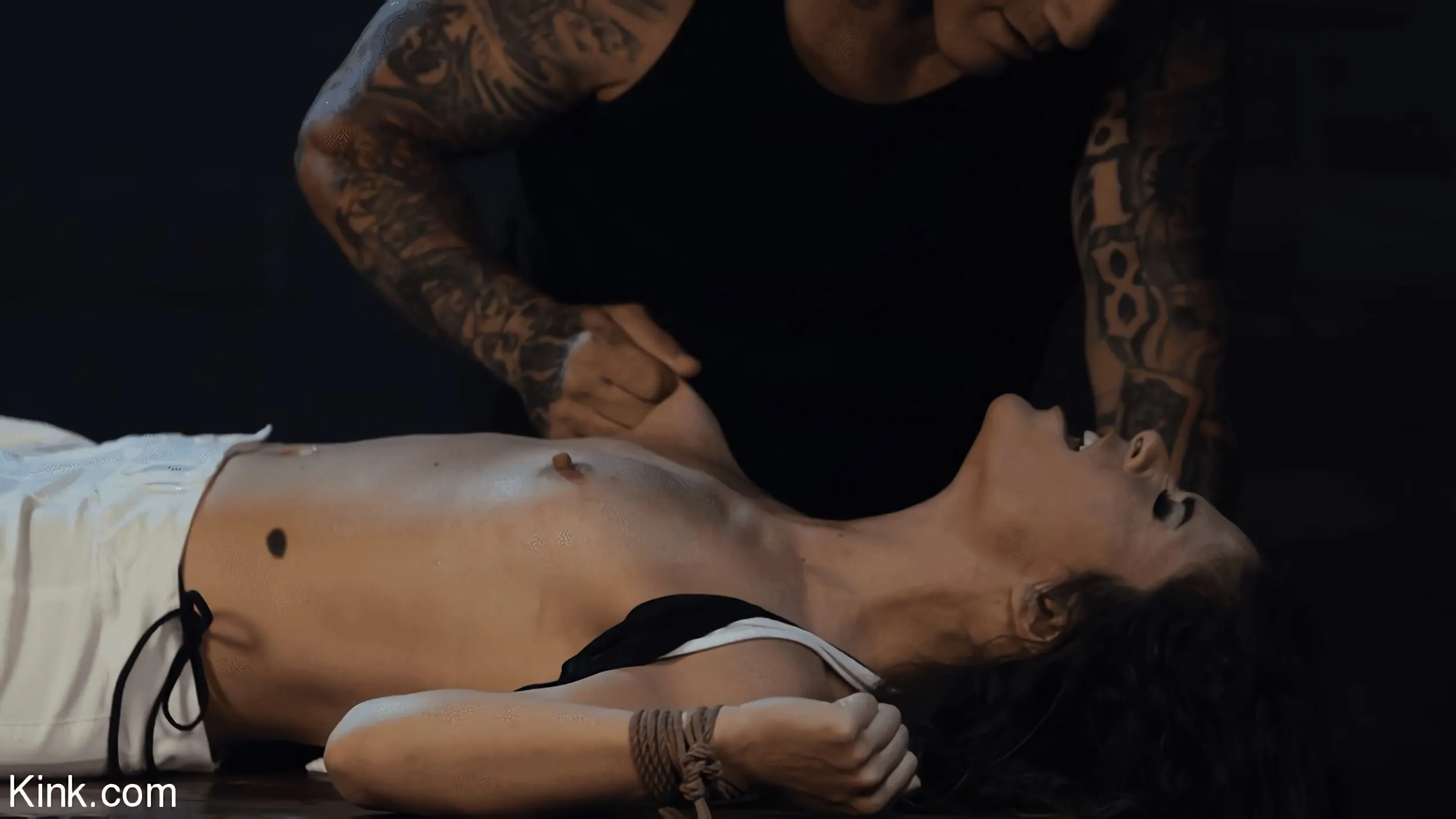 Victoria Voxxx en 'La Escort: Victoria Voxxx y Derrick Pierce' from 'Kink' (foto 4) Kink 'La Escort: Victoria Voxxx y Derrick Pierce' protagonizando Victoria Voxxx (foto 4)