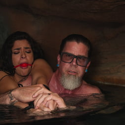 Victoria Voxxx に 'Kink' 罰のプール (サムネイル 1)