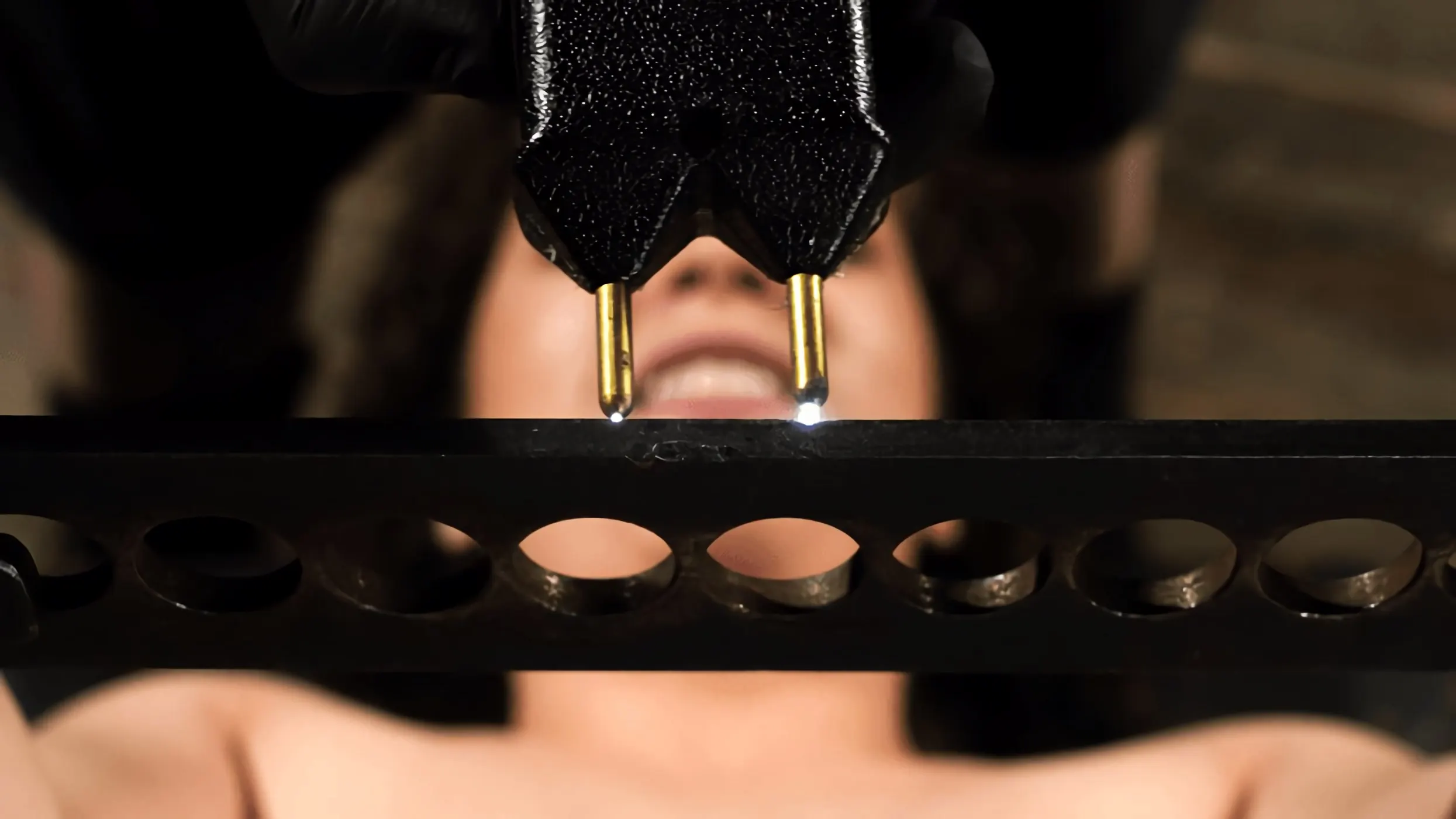 Victoria Voxxx に 'ねじれ、曲がり、苦しんでいる' from 'Kink' (写真 24) Kink 'ねじれ、曲がり、苦しんでいる' 主演 Victoria Voxxx (写真 24)