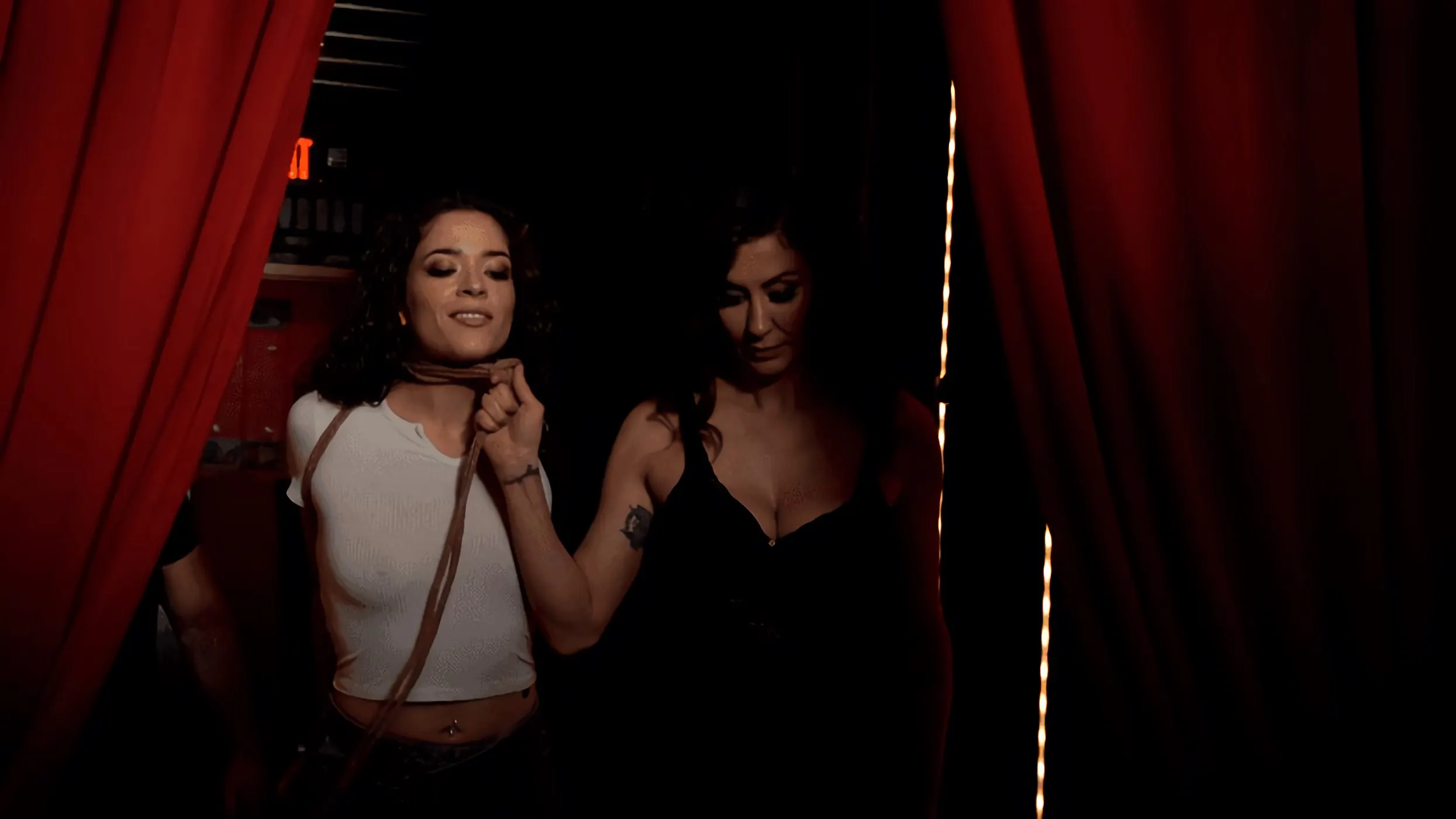 Kink 'Gets Disgraced in the Club!' protagonizando Victoria Voxxx (foto 1)