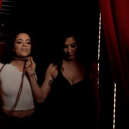 Victoria Voxxx en 'Kink' Gets Disgraced in the Club! (Miniatura 1)