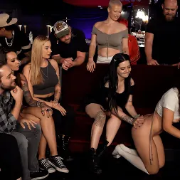 Victoria Voxxx en 'Kink' Gets Disgraced in the Club! (Miniatura 22)