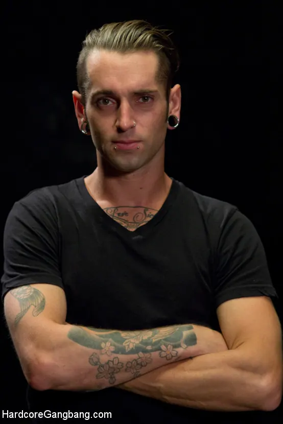 Kink '¡Una monada de ojos grandes follada sin descanso!' protagonizando Violet Monroe (foto 1)