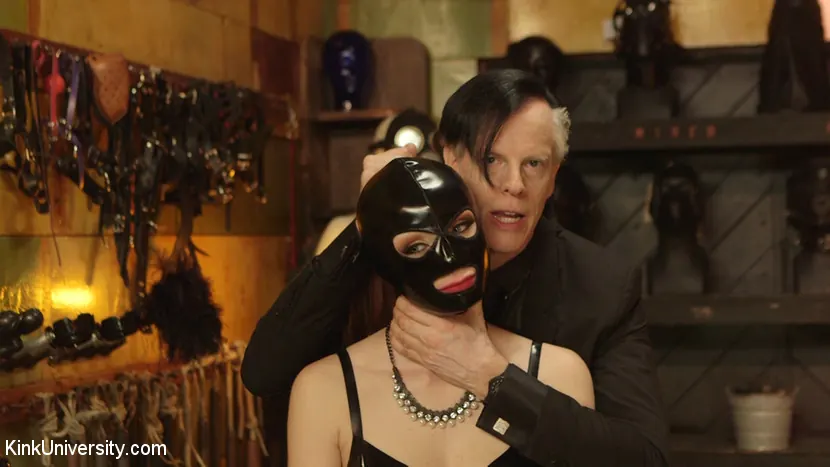 Kink 'Capuchas fetichistas y habilidades de garganta profunda' protagonizando Violet Monroe (foto 1)