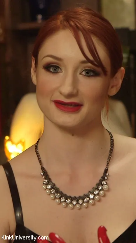 Kink 'Capuchas fetichistas y habilidades de garganta profunda' protagonizando Violet Monroe (foto 21)