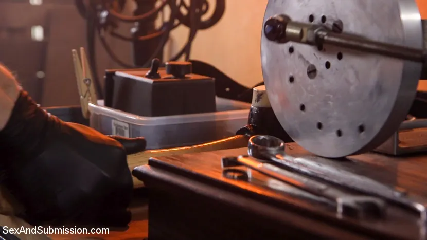 Kink 'El maquinista XXX' protagonizando Violet Monroe (foto 1)