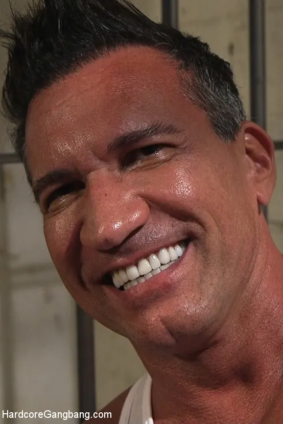 Kink 'Prison Heat: ¡Virgen del gangbang ruega ser brutalizada!' protagonizando Virginia Tunnels (foto 3)