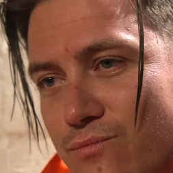 Virginia Tunnels en 'Kink' Prison Heat: ¡Virgen del gangbang ruega ser brutalizada! (Miniatura 4)