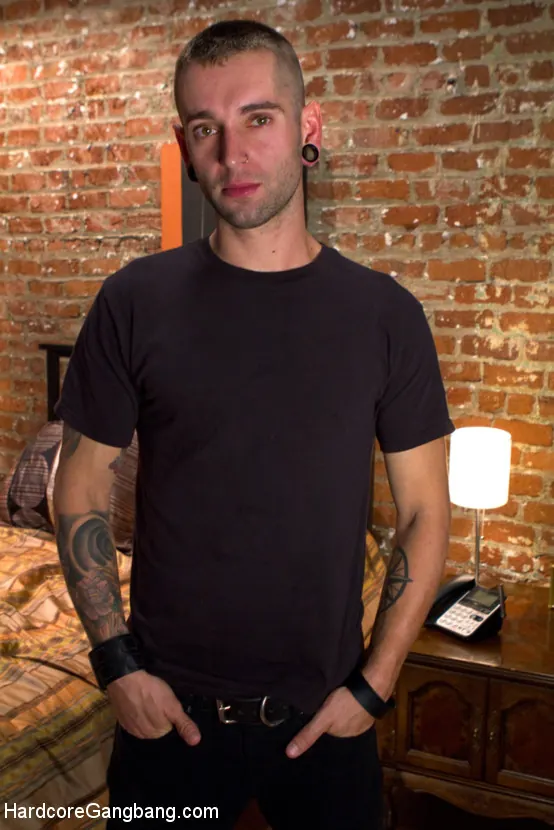 Kink 'ホラー娼婦の暴力の夢が実現！' 主演 Vyxen Steel (写真 1)