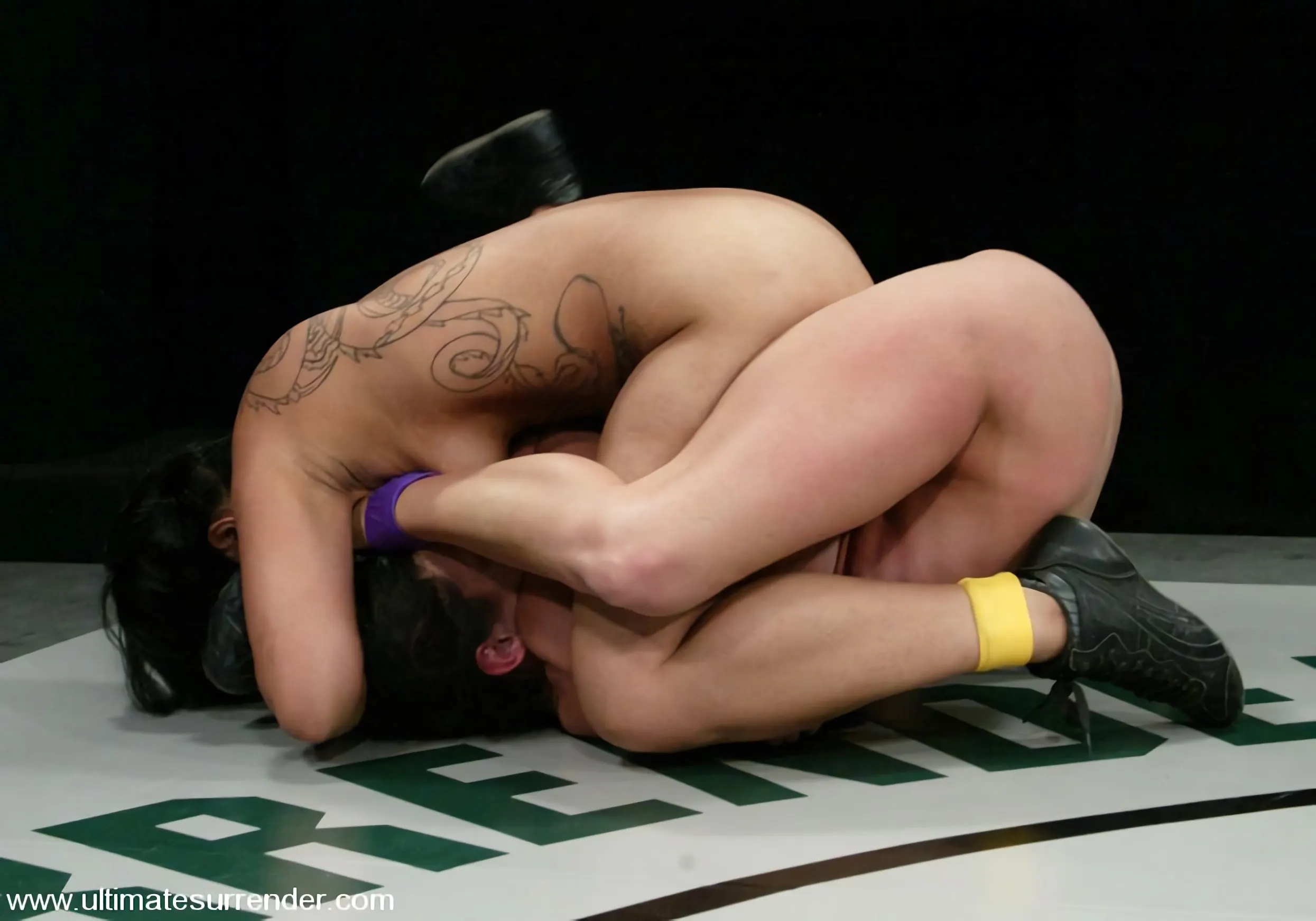 Kink 'The Gymnast vs. The Dragon' starring Wenona (Photo 11)