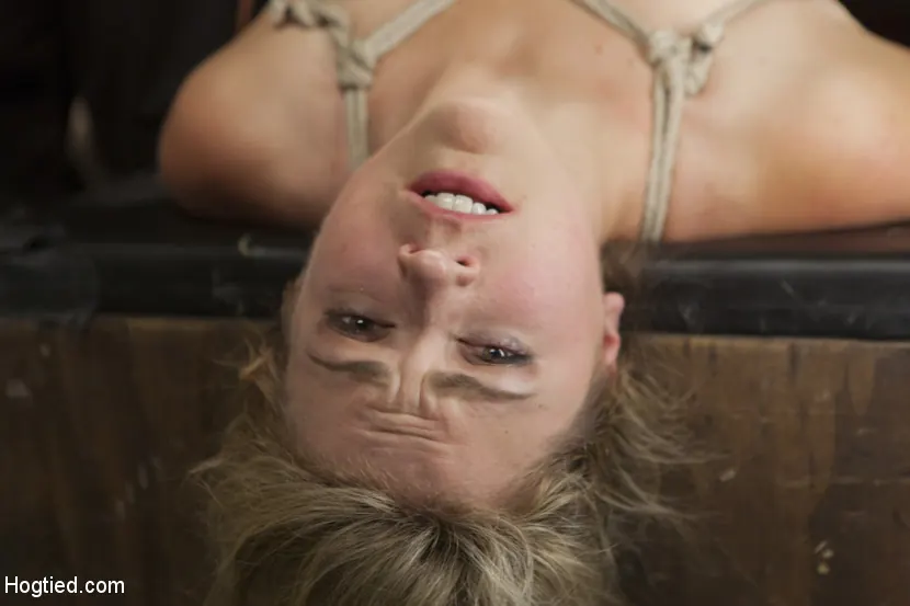 Winnie Rider en 'Una mamá tetona que practica fútbol es abusada sexualmente' from 'Kink' (foto 5) Kink 'Una mamá tetona que practica fútbol es abusada sexualmente' protagonizando Winnie Rider (foto 5)