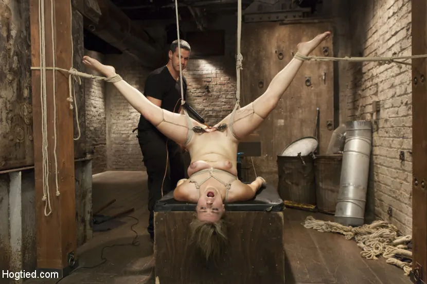 Winnie Rider en 'Una mamá tetona que practica fútbol es abusada sexualmente' from 'Kink' (foto 9) Kink 'Una mamá tetona que practica fútbol es abusada sexualmente' protagonizando Winnie Rider (foto 9)