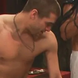 Kenzie Vaughn en 'Kink' La bella amateur Kenzie Vaughn atada, con los ojos vendados, follada por el culo y penetrada por una doble penetración (Miniatura 9)