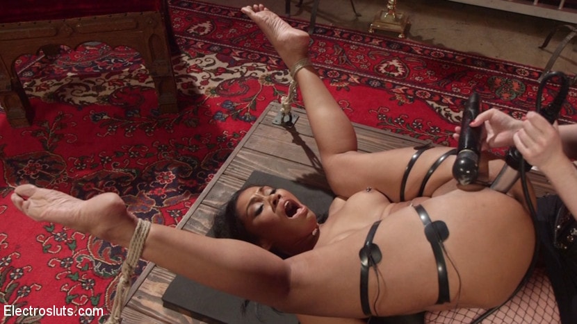 Kink 'Horny Slut Begs For Multi-Orgasmic Electro Fucking' starring Yasmine de Leon (Photo 8)