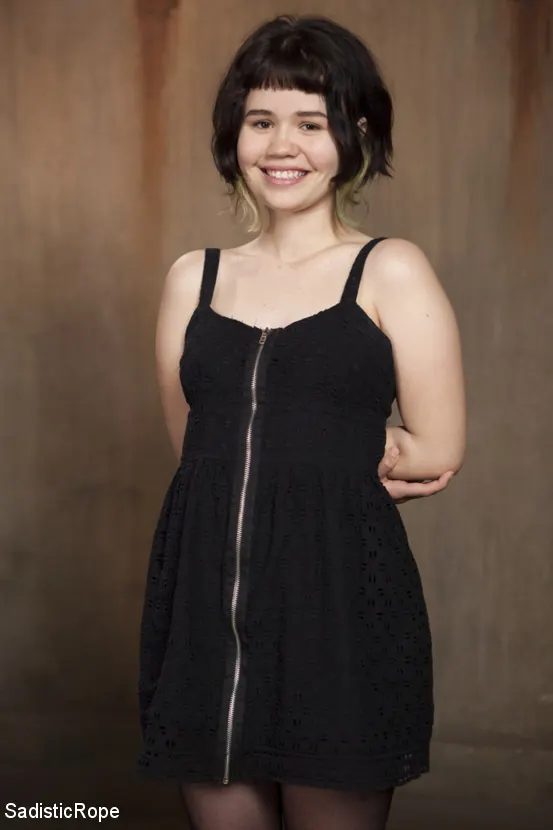 Yhivi に 'First Shoot Ever-19歳の学習ボンデージハードな方法' from 'Kink' (写真 2) Kink 'First Shoot Ever-19歳の学習ボンデージハードな方法' 主演 Yhivi (写真 2)