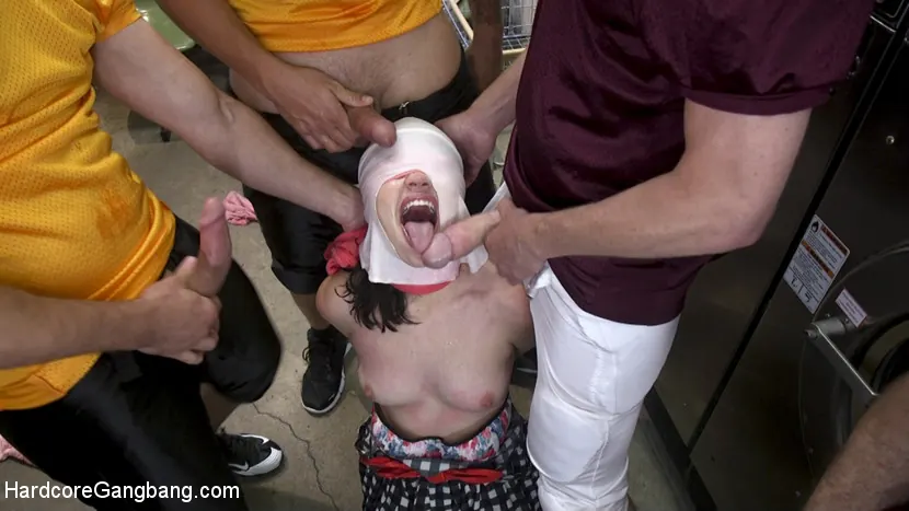 Kink 'スピードクイーンは、洗濯機でファックしてしまいます！' 主演 Yhivi (写真 5)