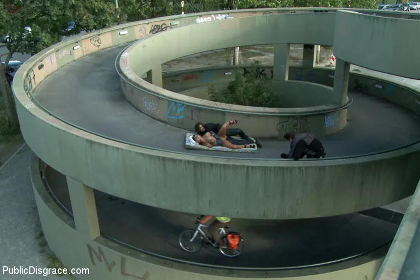 Zenza Raggi に '良い売春婦は彼女自身のマットレスをもたらす' from 'Kink' (写真 1) Kink '良い売春婦は彼女自身のマットレスをもたらす' 主演 Zenza Raggi (写真 1)