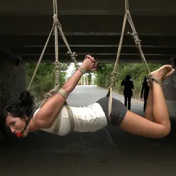 Zenza Raggi en Una chica europea súper sexy deshonrada en las calles (foto 2) Zenza Raggi en 'Kink' Una chica europea súper sexy deshonrada en las calles (Miniatura 2)